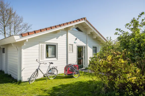 Voorkant Finse bungalow de Riesen Terschelling