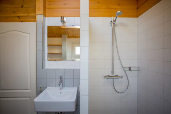 Badkamer Finse bungalow Infrarood Sauna de Riesen Terschelling