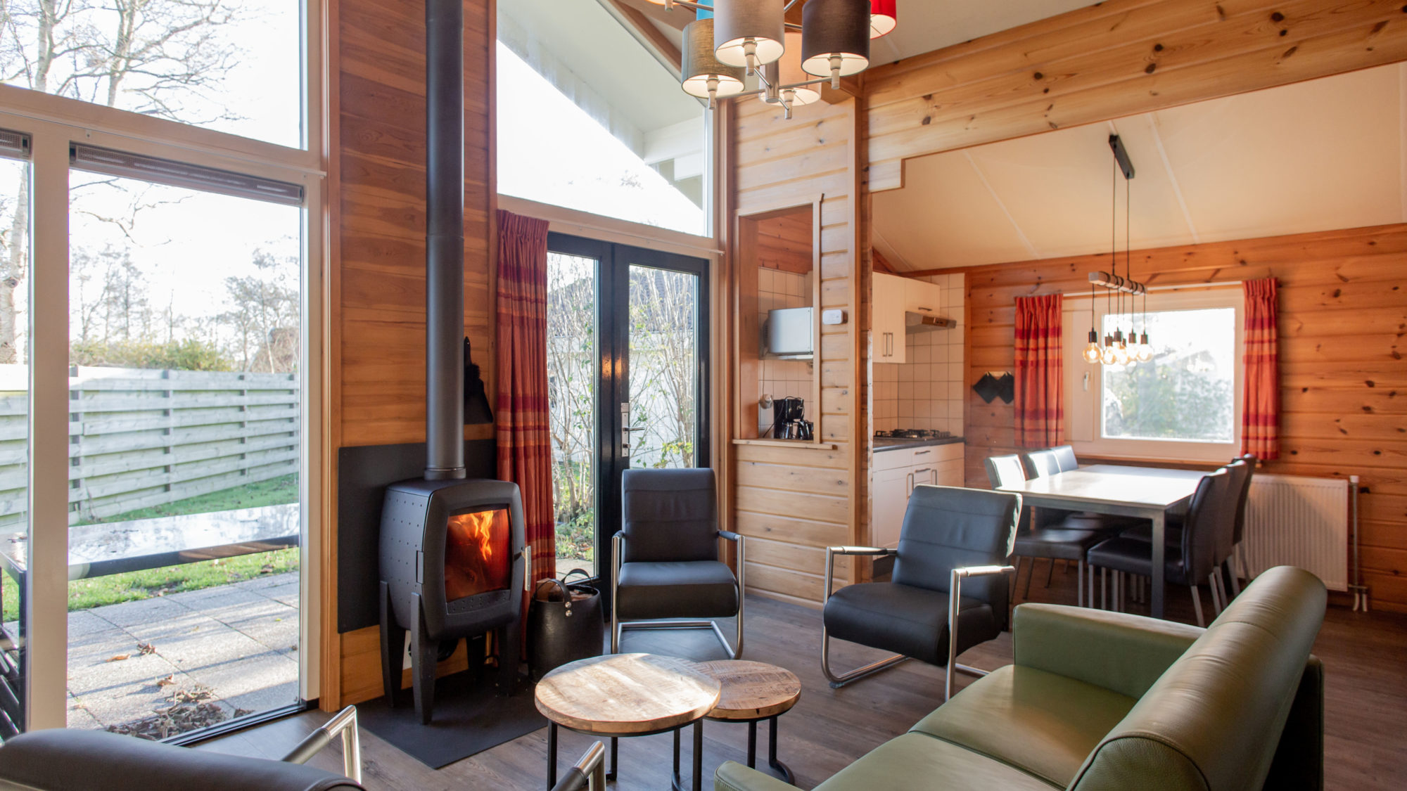 Woonkamer Finse bungalow Houtkachel de Riesen Terschelling1