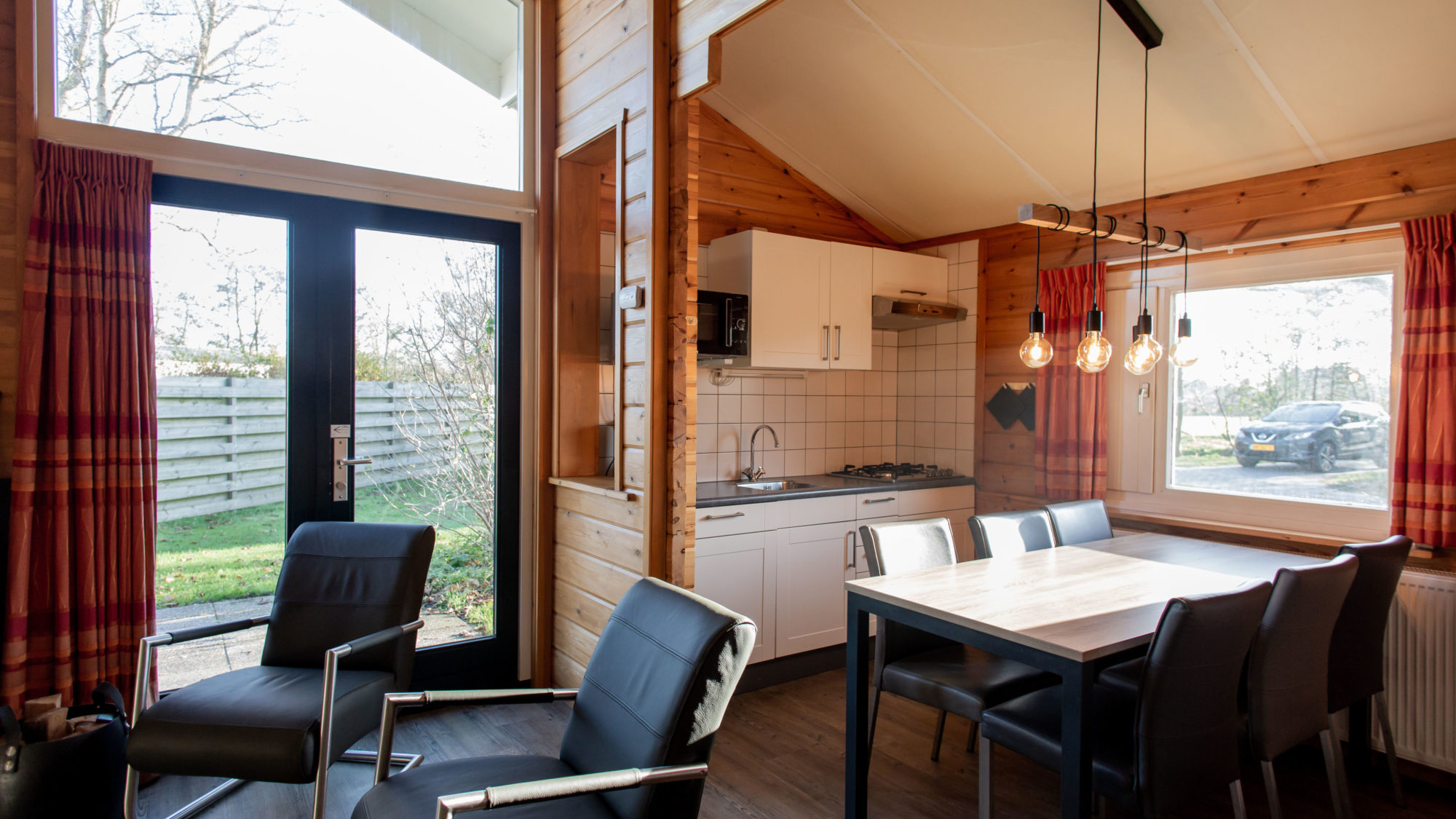 Zetels eethoek Finse bungalow Houtkachel de Riesen Terschelling