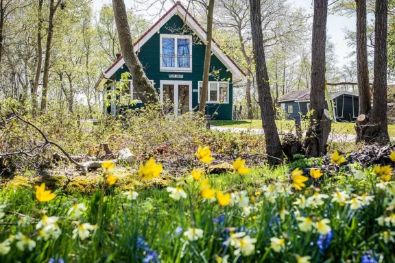 Ruime tuin vooraanzicht vakantiehuis Kijkduin Midsland Noord Terschelling