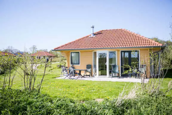 Terras grasveld Villabungalow openhaard Tjermelan Terschelling