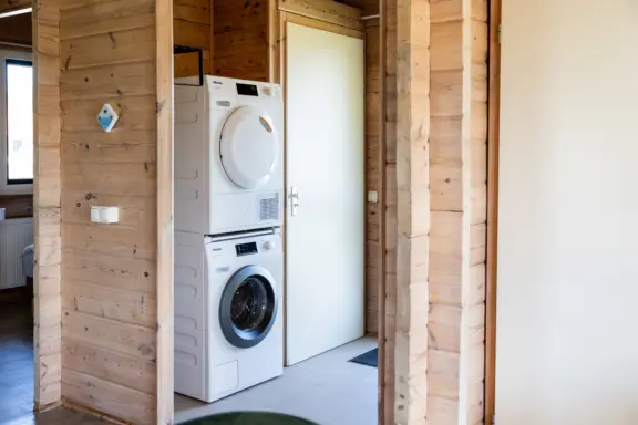 Witgoed in hal Villabungalow openhaard Tjermelan Terschelling