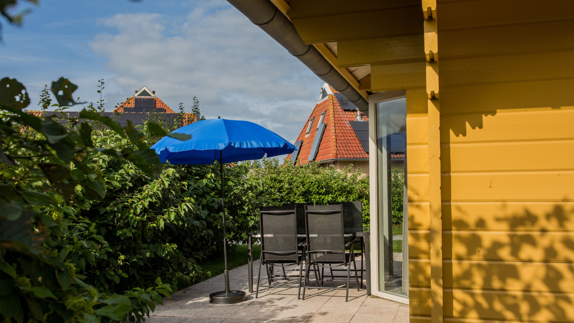Terras tafel 4 stoelen parasol villabungalow Tjermelan Terschelling