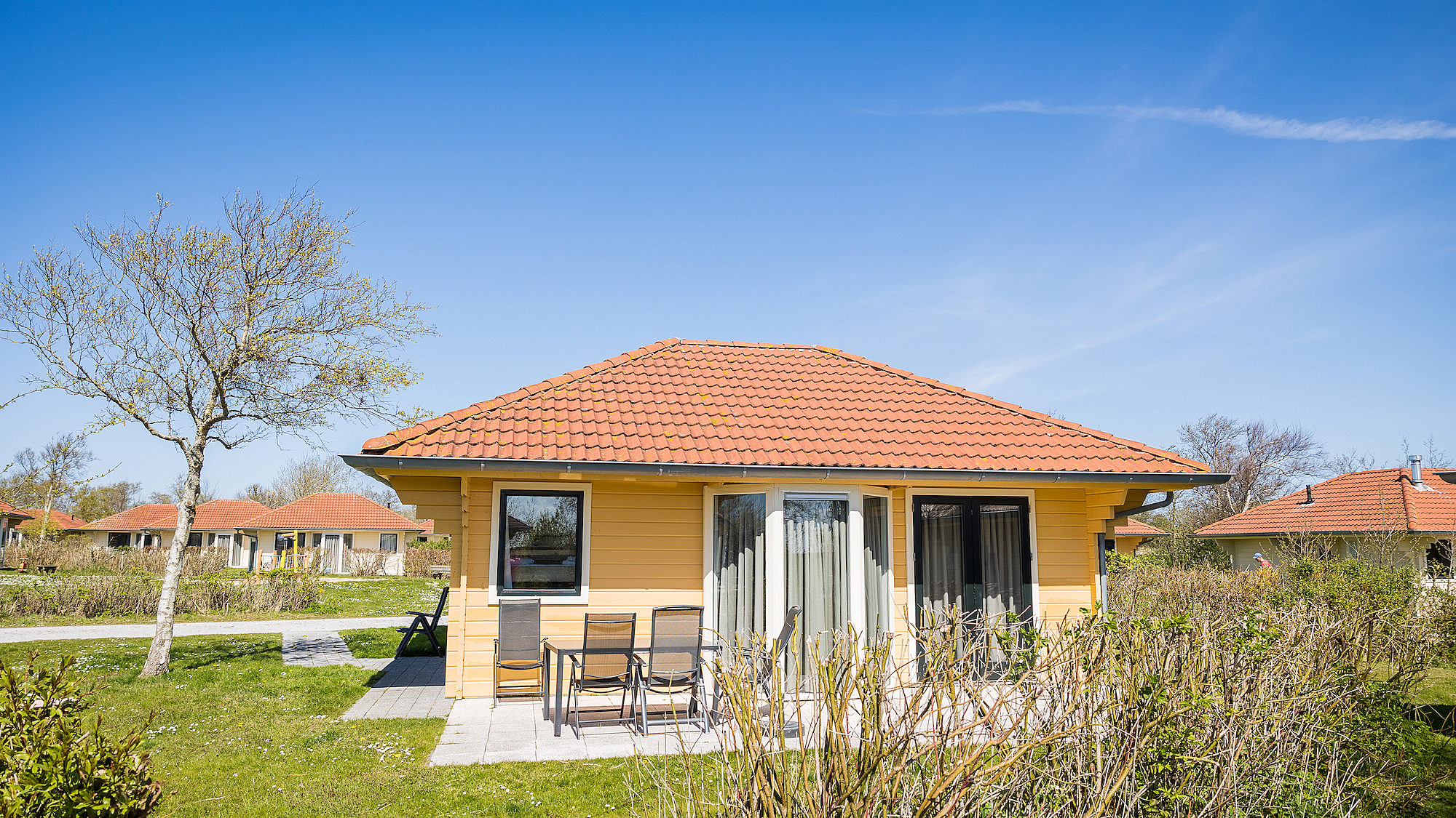 Zonnige dag met terras en villabungalow Tjermelan Terschelling