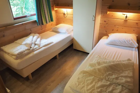 Slaapkamer met losse een persoonsbedden kast raam villabungalow Tjermelan Terschelling
