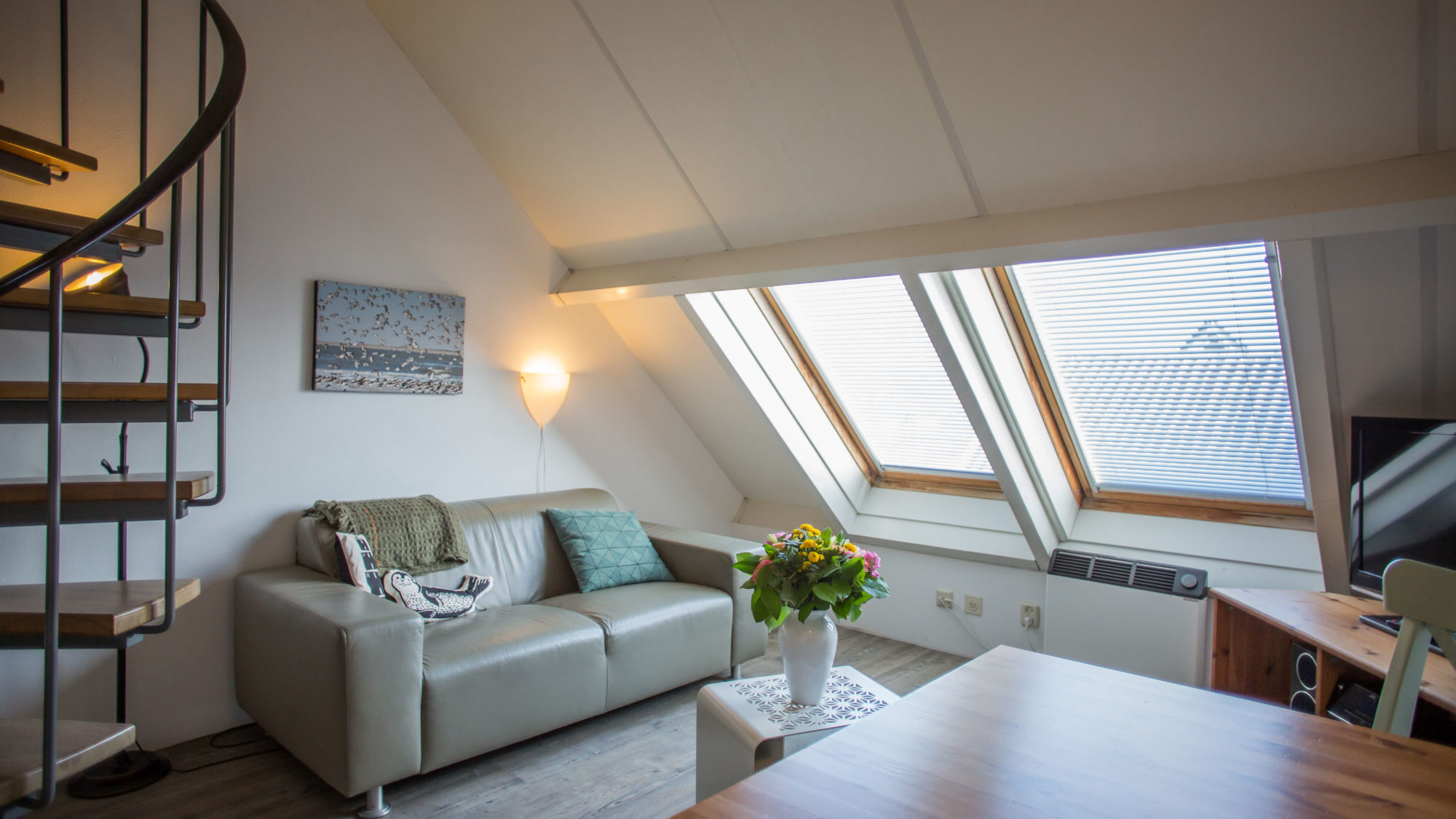 Schuin dak met vensters bij bankstel Studio Etage Hotel Tjermelan Terschelling
