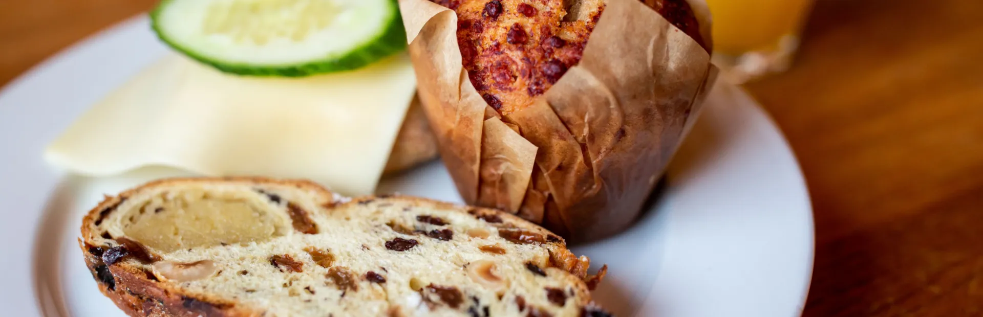 Spijsbrood, muffin, broodje kaas en sinaasappelsap als heerlijk ontbijt op Terschelling