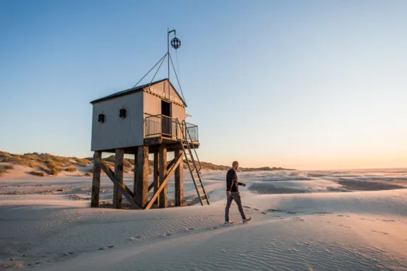 Drenkelingenhuisje op Noordzeestrand bij de Boschplaat op terschelling