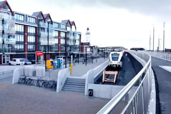 Station Harlingen haven met trein Arriva vakantiehuis bungalow Terschelling Recreatie